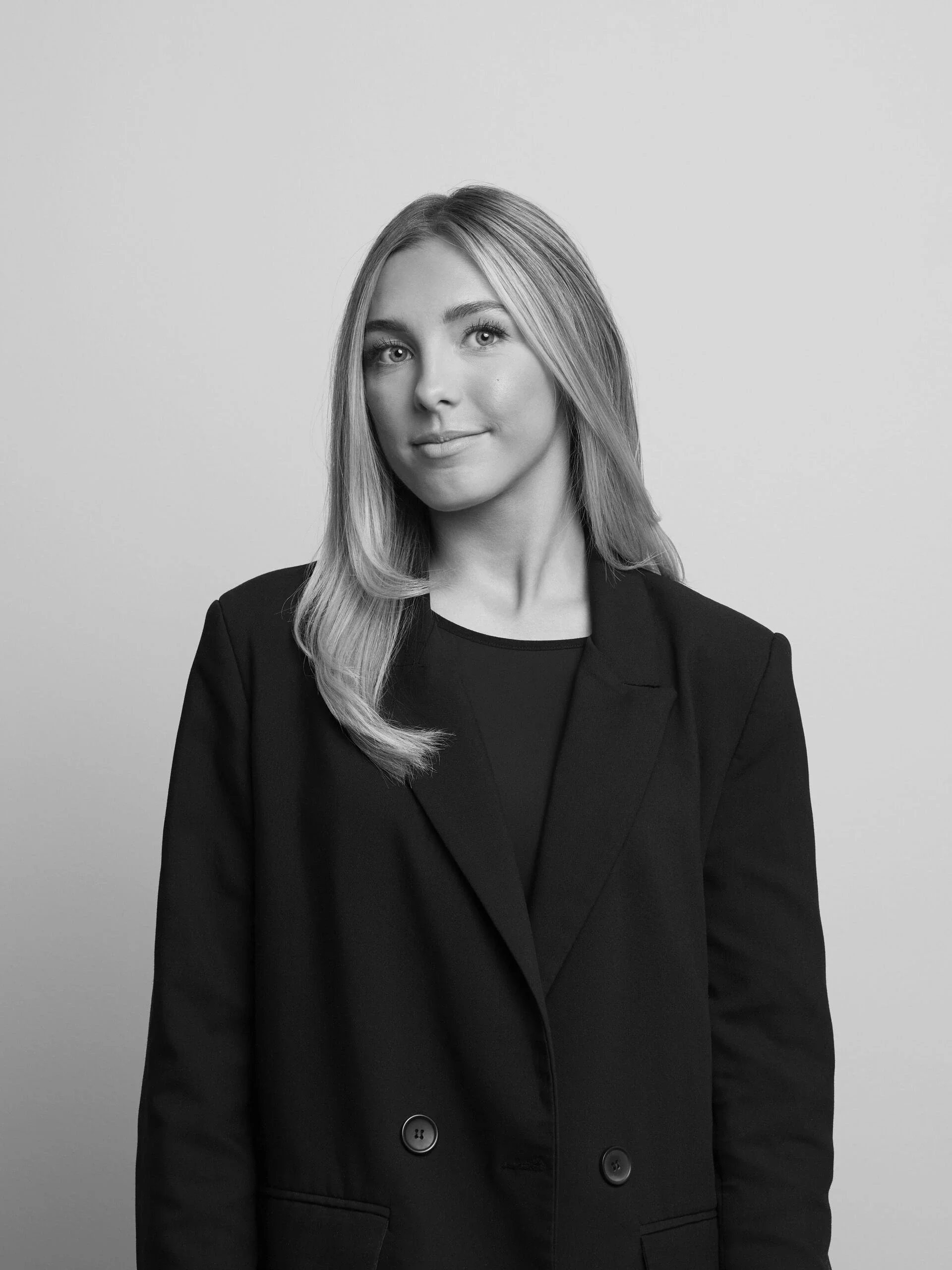 Biträdande jurist Emmie Dew på advokatbyrå i Stockholm