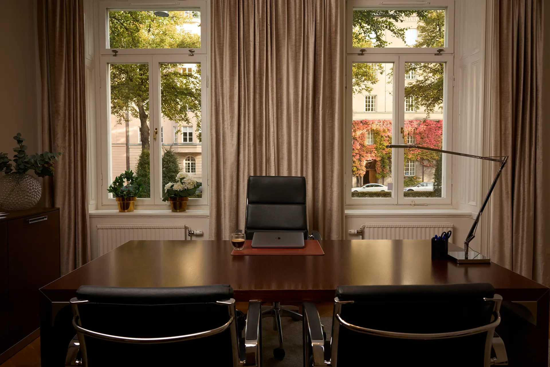 Advokat i samtal med klient på kontor i Stockholm